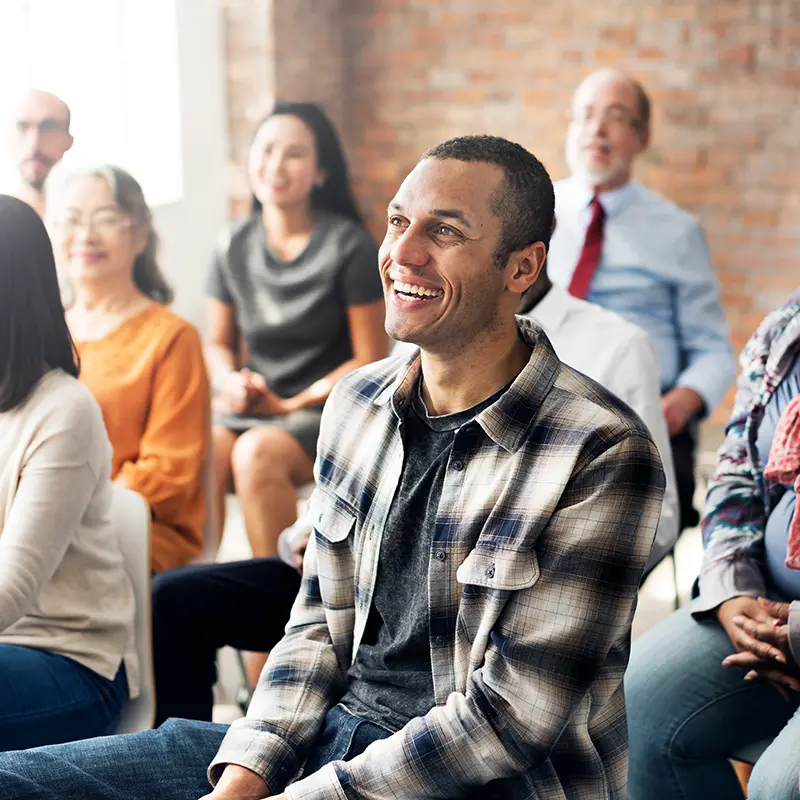 Stuhlreihen mit Menschen in Schulung