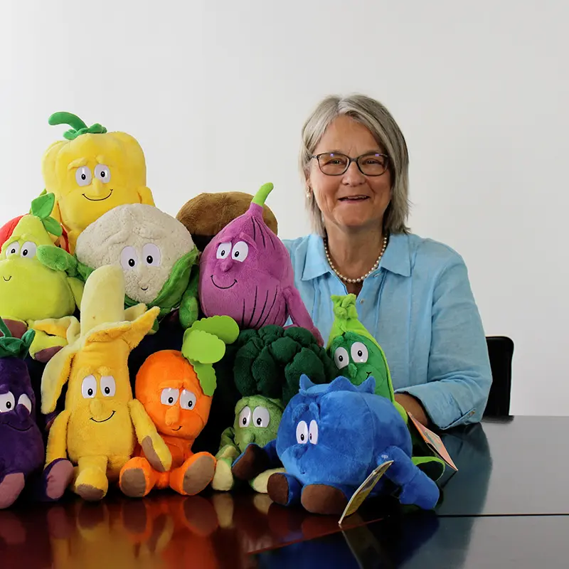 Margarete Nowag mit Kuscheltierobst und -gemüse