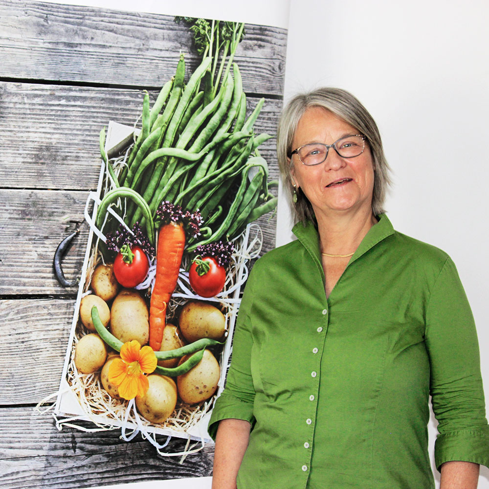 Margarete Nowag mit Gemüse-Korb