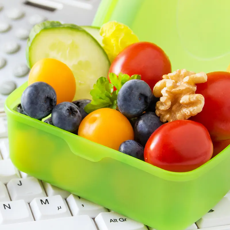 Tupperdose mit Obst und Gemüse